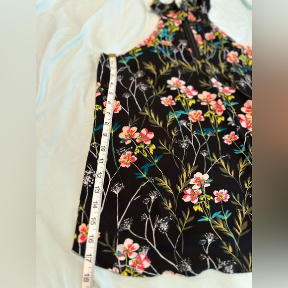 Express Womens Size: M Black/ Pink Floral Halter Top Sleeveless Keyhole Blouse. - Picture 4 of 12